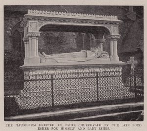 Mausoleet reist i Esher Churchyard av avdøde Lord Esher for seg selv og Lady Esher av English Photographer
