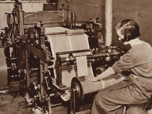 Postkontoret: Utskrift av frimerker (s/hvitt foto) av English Photographer