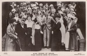 Prinsen av Wales (senere kong Edward VIII), med en gruppe kvinnelige studenter (s/hvitt-bilde) av English Photographer