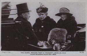 Dronningen, prinsesse Mary og Viscount Lascelles, DSO (s/hvitt bilde) av English Photographer