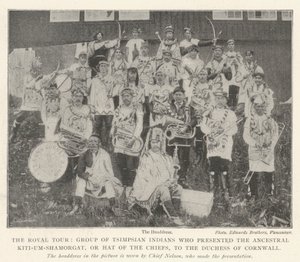 The Royal Tour, gruppe tsimpsian-indianere som presenterte Ancestral Kiti-um-Shamorgat, eller Hat of the Chiefs, til hertuginnen av Cornwall av English Photographer