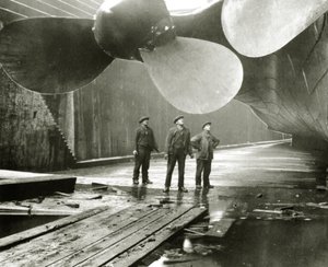 Titanics propeller i Thompson Graving Dock of Harland & Wolff, Belfast, Irland, 1910-11 av English Photographer