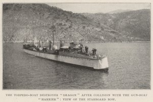 Torpedo-Boat Destroyer Dragon etter kollisjon med Gun-Boat Harrier, utsikt over styrbord baugen av English Photographer