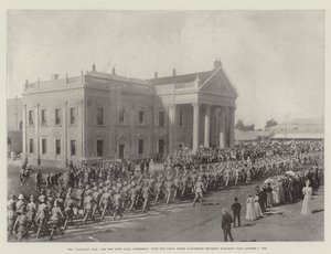 Transvaal-krigen, det nye rådhuset, Kimberley, med det lojale North Lancashire-regimentet som marsjerte forbi, 7. oktober 1899 av English Photographer