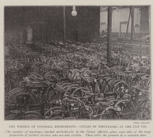 The Wheels of Football Entusiaster, Cycles of Spectators på Cup-utdelingen av English Photographer