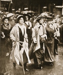 Kvinnenes 'Right to Serve'-demonstrasjon: Mrs. Pankhurst and Friends, fra 'The Illustrated War News' av English Photographer