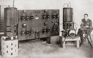 Den første kringkastingssenderen opererte i Storbritannia, installert ved Marconi Works, Chelmsford, i 1919 og 1920, fra The Story of Twenty Five Years, utgitt 1935 av English Photographer