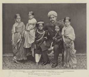 Den avdøde Maharajah av Mysore, GCSI og hans familie av English Photographer