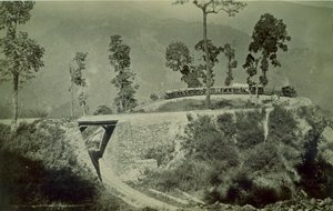 Løkken ved Agony Point ved Tindharia på Darjeeling Himalayan Railway, 1880-tallet (albumintrykk) av English Photographer