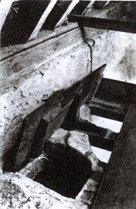 Prestene gjemmer hull i en trapp i Sawston Hall designet og laget av jesuittmartyren og helgenen Nicholas Owen, ca. 1935 av English Photographer