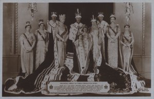Kongefamilien i kroningskappene (s/hvitt-bilde) av English Photographer