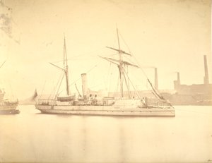 Styrbord side av kanonbåten "Delta" fortøyd i elven Tyne, ca. 1876 av English Photographer