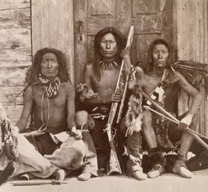 Three Indian Braves, fotografert av Royal Engineers på den førti-niende parallellen (sepia-bilde) av English Photographer
