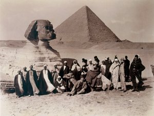Turister som besøker sfinxen i Giza. av English Photographer