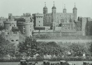 Tower Hill: utsikt over Tower of London, 1895 av English Photographer