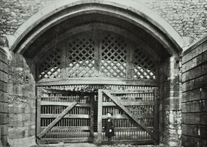 Tower of London, Tower Hill: Traitors Gate, 1890 av English Photographer