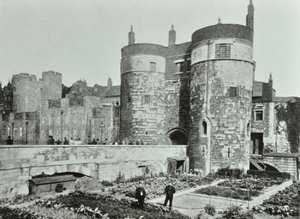 Tower of London, Tower Hill: beauchamp og Byward Towers, 1895 av English Photographer