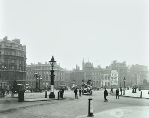 Trafalgar Square, Westminster LB: Trafalgar Square ser østover til Charing Cross, 1896 av English Photographer