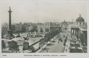 Trafalgar Square og National Gallery, London av English Photographer