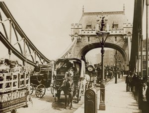 Trafikk passerer over Tower Bridge av English Photographer
