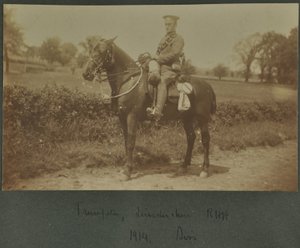 Trompetist av Leicestershire Royal Horse Artillery på en treningsleir i Diss, 1914 av English Photographer