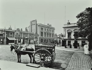 Upper Richmond Road, vest for Putney High Street, viser hestetrukne kjøretøy i forgrunnen, 1880 av English Photographer