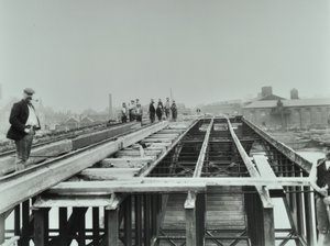 Vauxhall Bridge: riving, 1898 av English Photographer