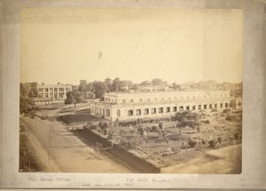 Utsikt over Old Dhaka College og Old Court Building, ca. 1875 (s/hvitt-bilde) av English Photographer
