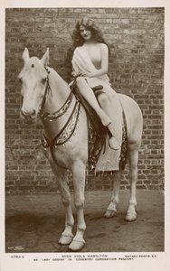 Viola Hamilton som Lady Godiva i Coventry-kroningskonkurransen (s/h-bilde) av English Photographer