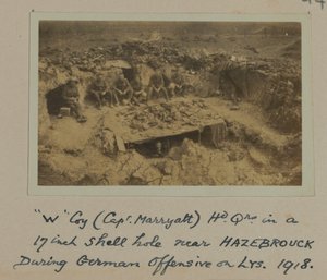 "W" Coy (Capt. Marryatt) Hd Qrs i et 17 tommers skallhull nær HAZEBROUCK under tysk offensiv på LYS, 1918 av English Photographer