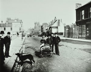 Wandsworth High Street: ser vestover, 1890 av English Photographer