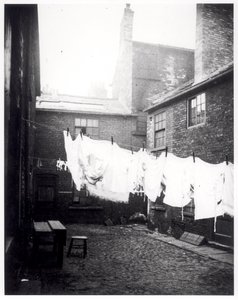 Vaskelinje i Eagle and Child Yard, Hunslet, Leeds, 13. mai 1896 av English Photographer