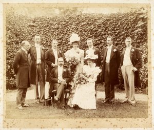Bryllupsportrett av Francis Edward Younghusband og Helen Augusta Magniac, Datchet av English Photographer