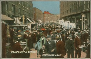 Wentworth Street, Petticoat Lane, London av English Photographer