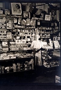 Kvinnelig butikkeier i en tobbaconist (s/hvitt-bilde) av English Photographer