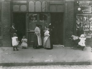 Kvinner og barn utenfor en taverna i London av English Photographer