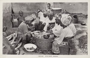 Kvinner som skreller kolanøtter, Nigeria (s/hvitt-bilde) av English Photographer