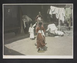 Unge jenter, fotoalbum av Korea av English Photographer