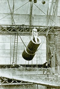 Zazel, som i 1877 ble betalt 100 pund i uken for å bli skutt fra en kanon av English Photographer