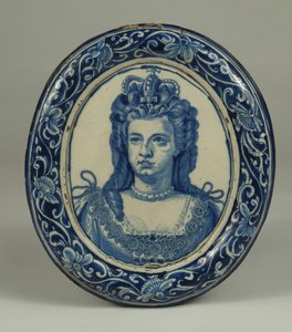 En Delft blå og hvit oval kongelig portrettplakett av dronning Anne, sannsynligvis London, ca. 1705 av English School