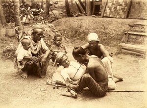 En Shan-mann blir tatovert, 1890 (sepia-bilde) av English School