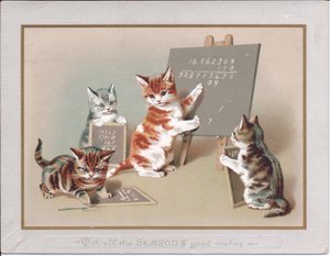 Eine viktorianische Grußkarte mit einem Kätzchen, das auf einer Tafel auf einer Staffelei schreibt, während zwei andere kleine Schiefertafeln in ihren Pfoten halten, um 1880