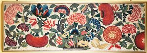 Et filt- og applikasjonspanel med broderte silkehøydepunkter som viser nelliker, tulipaner og andre blomster som renner over fra en kurv mot en malt ull i elfenben, ca. 1730-40 av English School