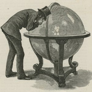 En mann fra Lloyds studerer en jordklode av English School