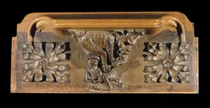 En misericord som skildrer en liten avkortet figur som ble kastet på av et monster, New College Chapel, Oxford, sent på 1300-tallet (tre)