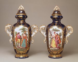Et par Chelsea blåslipte, avsmalnende oviforme vaser og omslag som viser elskere blant trær, ca. 1765 av English School