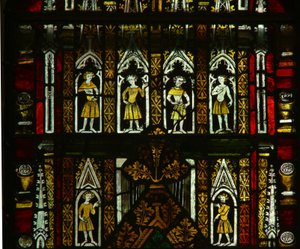 Et vindu i Lady Chapel som viser baldakinfigurer av English School