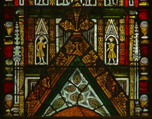 Et vindu i Lady Chapel som viser baldakinfigurer av English School