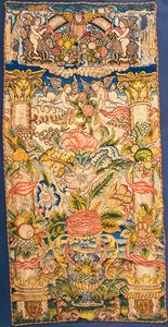En brodert hengende i farget silke av English School