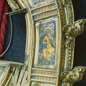 Engel som spiller på fløyte, detalj fra crozieren til William of Wykeham (ca. 1320-1404) (forgylt sølv og champleve-emalje) (se 205100-32)